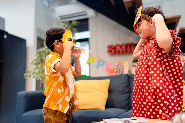 Bruder Und Schwester Bereiten Halloween Maske Für Das Bevorstehende Fest — Stockfoto