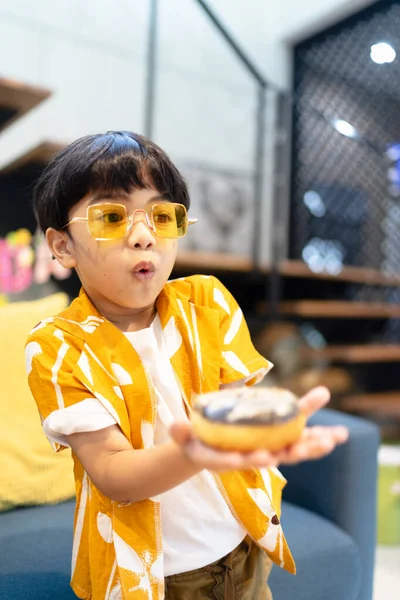 Anak Kecil Berjaket Kuning Mencari Makanan Pesta — Stok Foto