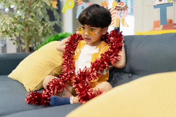Potret Anak Kecil Bermain Dengan Jerat Merah Sofa Rumah — Stok Foto