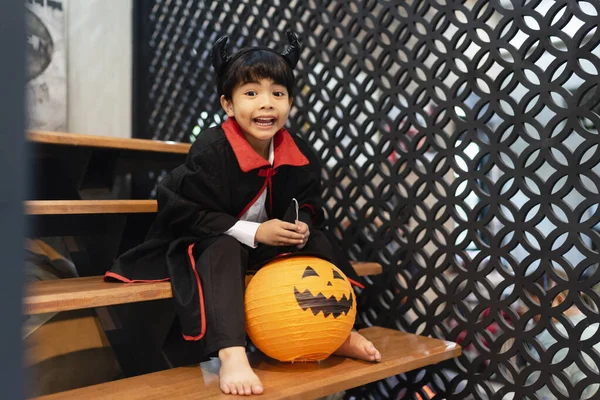 Anak Kecil Dengan Kostum Halloween Dan Balon Labu Pesta Itu — Stok Foto