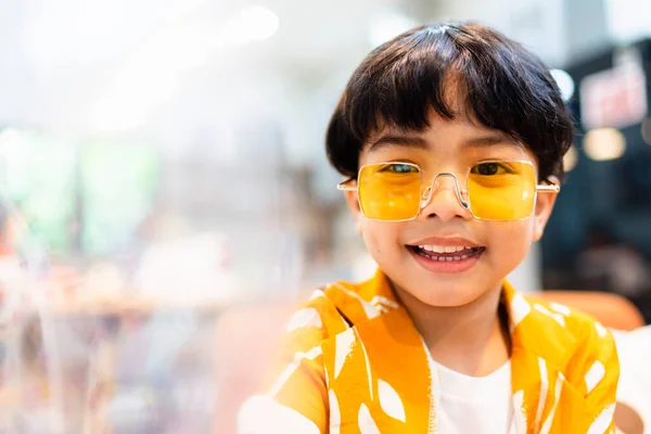 Potret Anak Kecil Berbaju Kuning Mengenakan Kacamata Pesta — Stok Foto