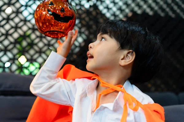 Вид Сбоку Азиатский Мальчик Играет Хэллоуином Вечеринке — стоковое фото