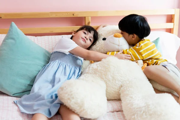 Bruder Und Schwester Hugging Flauschig Groß Bär Puppe Zusammen Schlafzimmer — Stockfoto