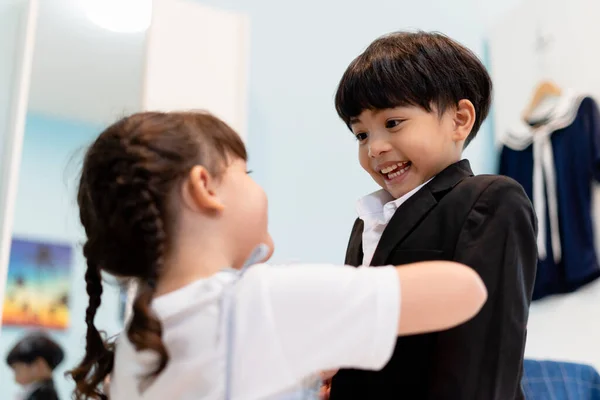 Hermana Ayudando Hermano Vestir Traje Formal Sala Armario Casa — Foto de Stock