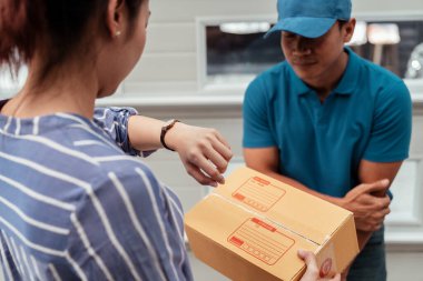 Erkek teslimatı geç teslimat için kadın müşteriden özür diliyor..