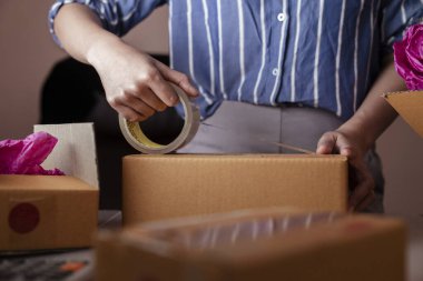 Şeffaflık bandıyla paketlenmiş kadın eli. Müşteriye gönderilmeye hazır.