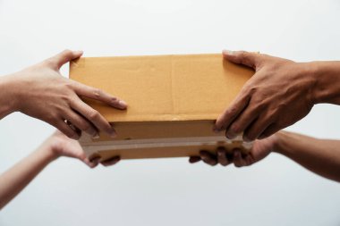 Teslimat servisi. İki kişi karton kutuyu kuryeyle teslim ediyor..