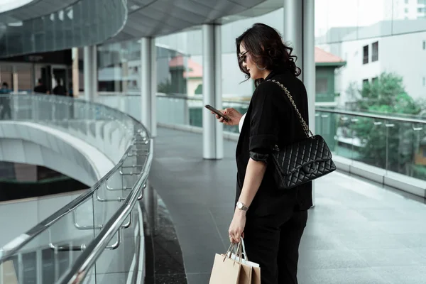 Asiatisk Affärskvinna Med Smartphone Efter Avslutad Shopping Staden — Stockfoto