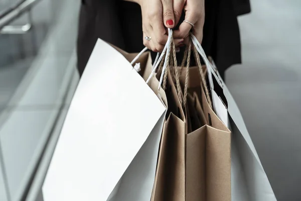 Primo Piano Mano Della Donna Che Tiene Borse Carta Shopping — Foto Stock