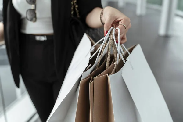 Primo Piano Mano Della Donna Shopping Possesso Sacchetti Carta — Foto Stock