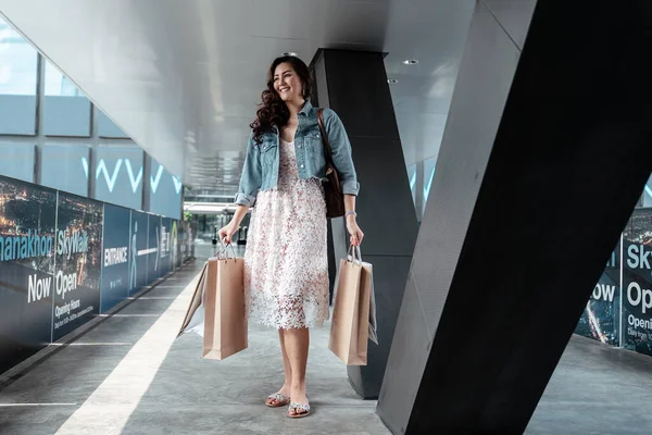 Asiatisk Kvinna Njuta Shopping Staden Håller Papperspåsar Promenader Staden — Stockfoto