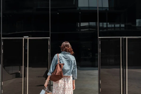 Mujer Asiática Llevando Bolsas Papel Caminando Entrada Del Centro Comercial — Foto de Stock