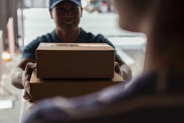 Alegre Asiático Repartidor Dando Envíos Cliente Con Sonrisa Trabajando Con — Foto de Stock