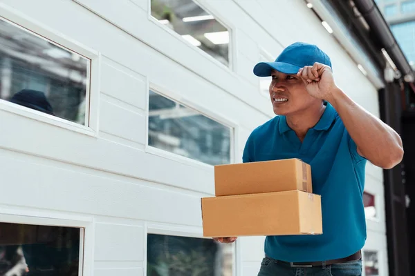 Sonriente Repartidor Guapo Con Sombrero Que Cajas Cartón Paquete Busca — Foto de Stock