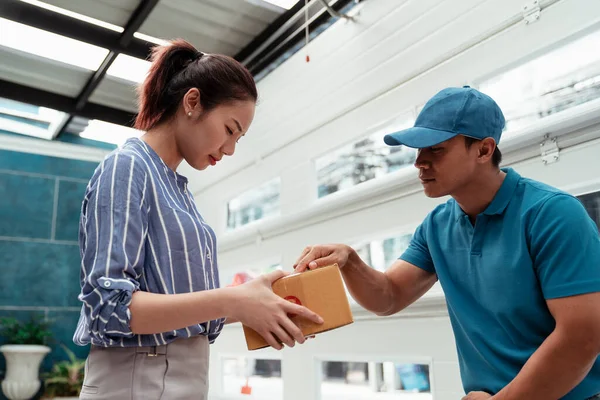 Teslimatçı Evden Çıkmadan Önce Paketleri Açıklıyor — Stok fotoğraf