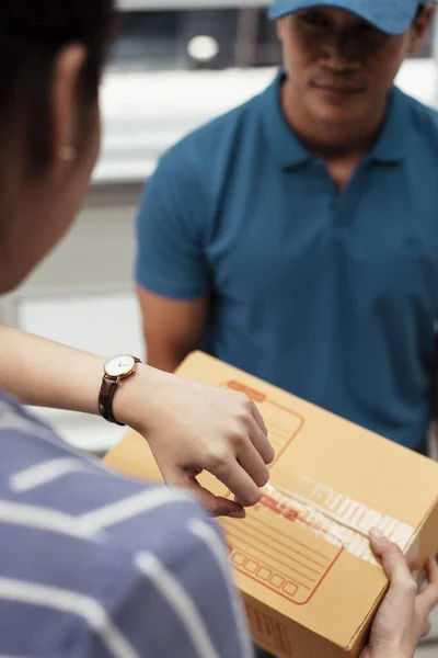 Cercanía Mujer Comprobando Tiempo Entrega Guardia Entrega Masculina Pidiendo Disculpas — Foto de Stock