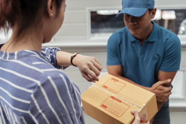 Male Delivery Making Apologize Woman Customer Late Delivery — Stock Photo, Image