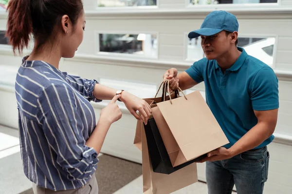 Asiatico Consegna Uomo Dando Shopping Carta Sacchetti Asiatico Cliente Shopping — Foto Stock