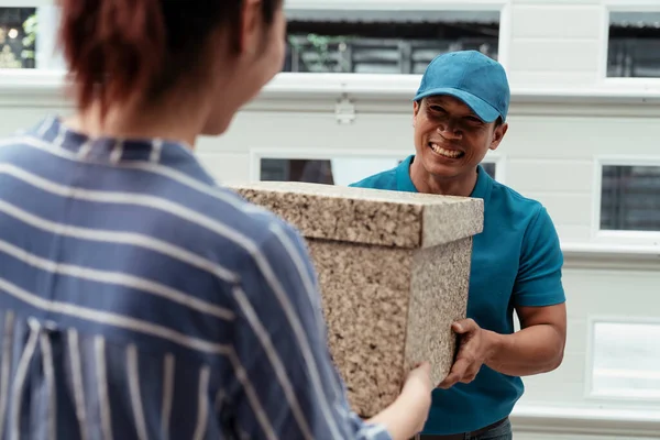 Hombre Llevando Paquete Cliente Con Sonrisa Cara Concepto Servicio Mensajería — Foto de Stock