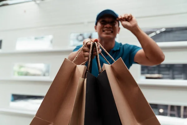 Vista Frontale Allegro Asiatico Thai Maschio Consegna Shopping Sacchetti Carta — Foto Stock