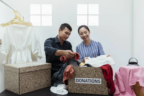 Dwoje Azjatów Robi Dobroczynne Pudełko Datki Dla Bezdomnych Dzieci — Zdjęcie stockowe