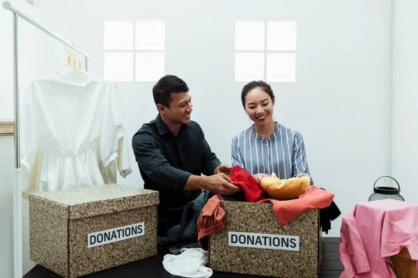 Dwoje Azjatów Oddaje Swoje Ubrania Datki Dla Biednych Bezdomnych — Zdjęcie stockowe