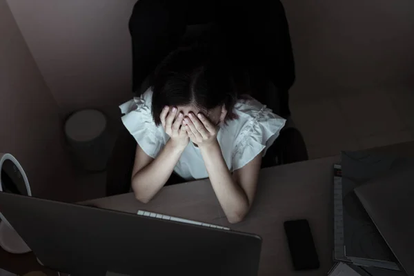 Estresante Mujer Negocios Asiática Que Trabaja Oficina Frente Computadora Hasta — Foto de Stock