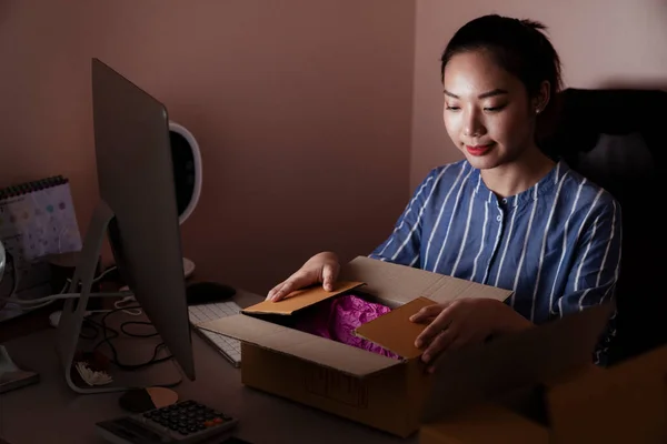Asijská Žena Otevření Dodávky Box Před Počítačem Místnosti Dodání Služby — Stock fotografie