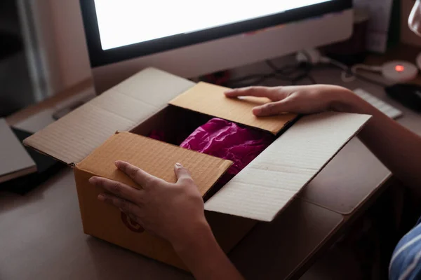 Primer Plano Mujer Con Caja Cartón Paquete Casa Por Noche — Foto de Stock