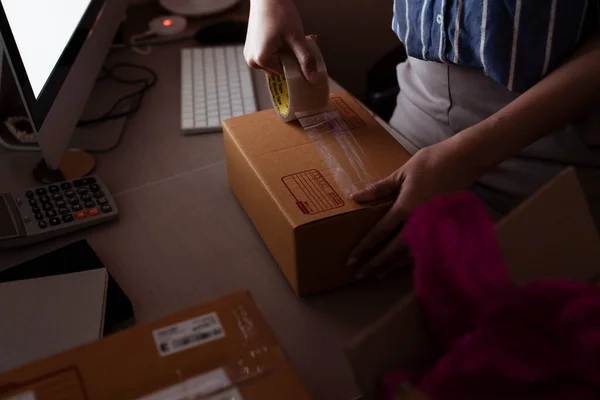Mano Mujer Caja Embalaje Con Cinta Transparencia Listo Para Enviar — Foto de Stock