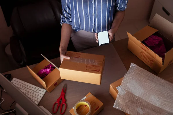 Mujer Usando Smartphone Pidiendo Servicio Envío Para Obtener Caja Paquetes — Foto de Stock