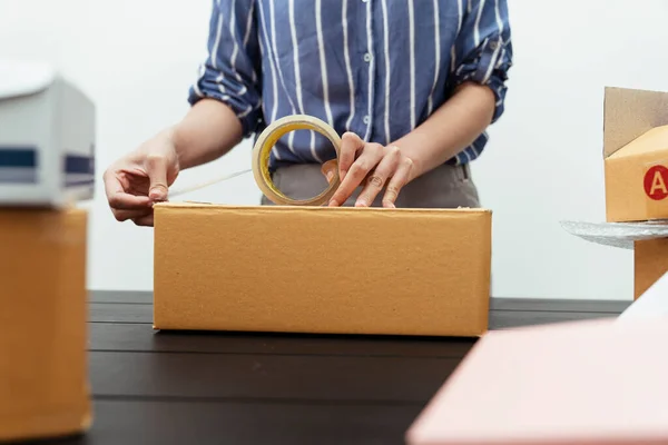 Embalaje Mano Mujer Caja Envío Con Cinta Transparencia Mesa — Foto de Stock