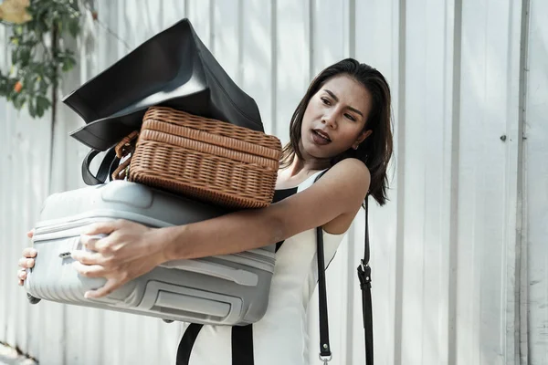 아시아 촌뜨기 여자가 무거운 가방과 — 스톡 사진