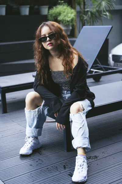 Retrato Una Joven Asiática Con Gafas Sol Chaqueta Negra Sentada — Foto de Stock