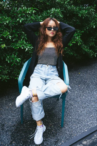 Retrato Mujer Asiática Joven Usar Chaqueta Negra Gafas Sol Sentado — Foto de Stock