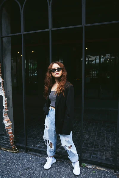 Retrato Moda Mujer Asiática Joven Con Gafas Sol Chaqueta Negra — Foto de Stock