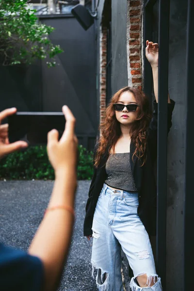 Retrato Moda Una Joven Asiática Siendo Fotografiada Por Photograhper Con — Foto de Stock