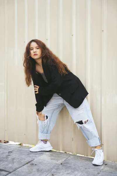Fashion Portret Van Jonge Aziatische Vrouw Dragen Zwarte Jas Straat — Stockfoto