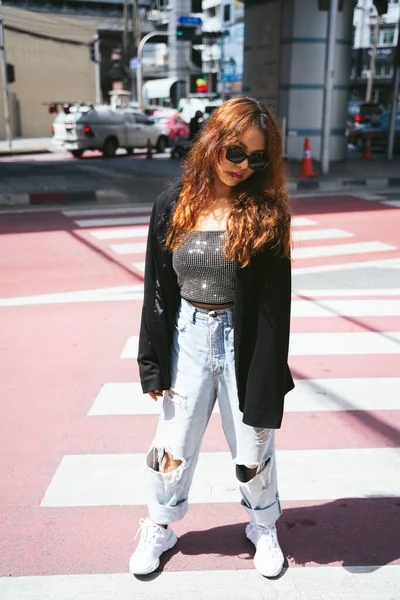 Retrato Moda Mujer Asiática Joven Con Gafas Sol Chaqueta Negra — Foto de Stock