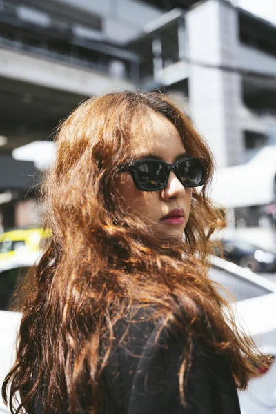 Cerca Retrato Moda Una Joven Mujer Asiática Con Gafas Sol — Foto de Stock
