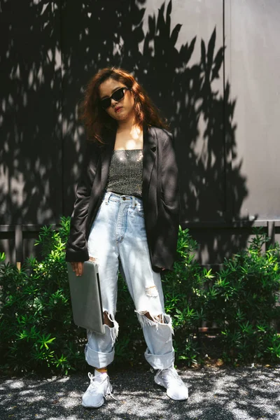 Retrato Moda Mujer Joven Asiática Con Gafas Sol Chaqueta Negra — Foto de Stock