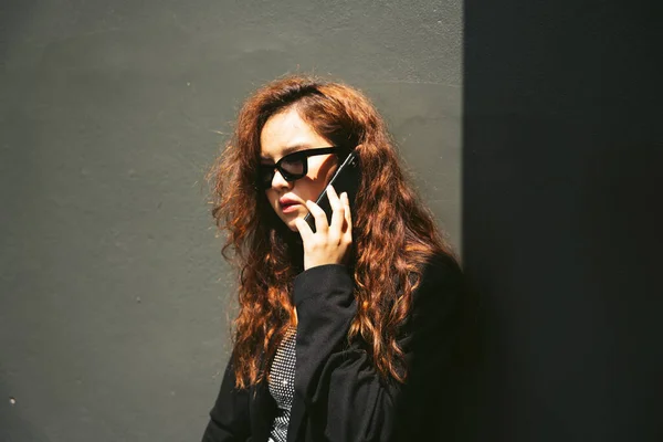 Modeporträt Einer Jungen Asiatin Mit Sonnenbrille Und Schwarzer Jacke Smartphone — Stockfoto