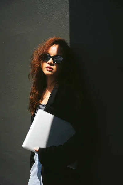 Retrato Moda Mujer Joven Asiática Con Gafas Sol Chaqueta Negra — Foto de Stock