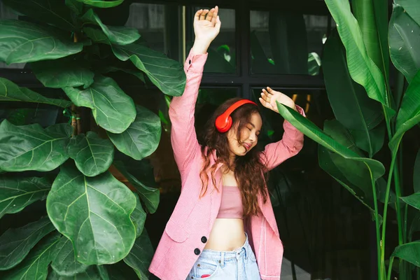 Retrato Mujer Joven Asiática Disfrutar Escuchar Música Con Auriculares Bailar — Foto de Stock