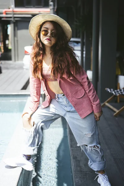 Retrato Moda Una Joven Asiática Con Gafas Sol Chaqueta Rosa — Foto de Stock