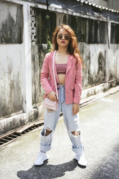 Retrato Moda Mujer Asiática Joven Con Gafas Sol Chaqueta Rosa — Foto de Stock