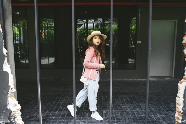 Retrato Moda Mujer Asiática Joven Con Chaqueta Rosa Sombrero Caminando — Foto de Stock