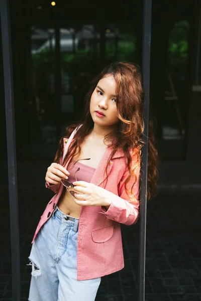 Mode Porträtt Ung Asiatisk Kvinna Bär Rosa Jacka Lutande Spegeln — Stockfoto