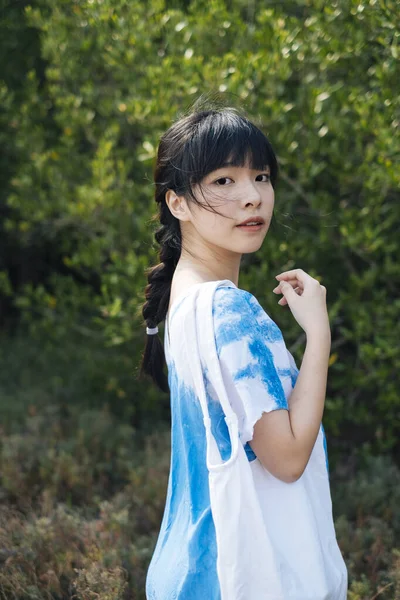 Preto Cabelo Francês Trança Menina Branco Azul Amarrar Tintura Hnag — Fotografia de Stock