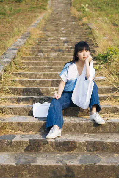 Black Half Tied Hair Girl White Blue Tie Dye Sitting — Stock Photo, Image